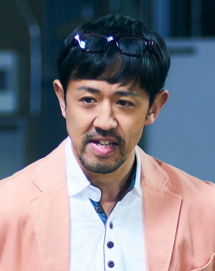 濱津隆之演じる毒島。(c)「びしょ濡れ探偵 水野羽衣」製作委員会