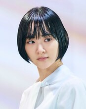 生駒里奈演じる水村しずる。(c)「びしょ濡れ探偵 水野羽衣」製作委員会