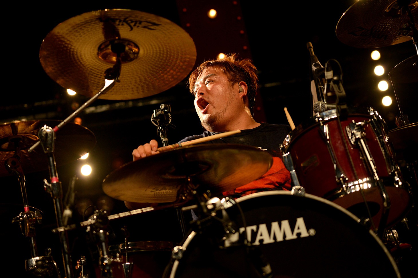 寺本英司（Dr, Cho / OVER ARM THROW）（Photo by Yasumasa Handa［showcase］）