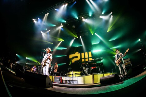 「ウルフルズ ツアー2019 センチ センチ センチメンタルフィーバー “飛翔篇”」の様子。（撮影：渡邉一生）