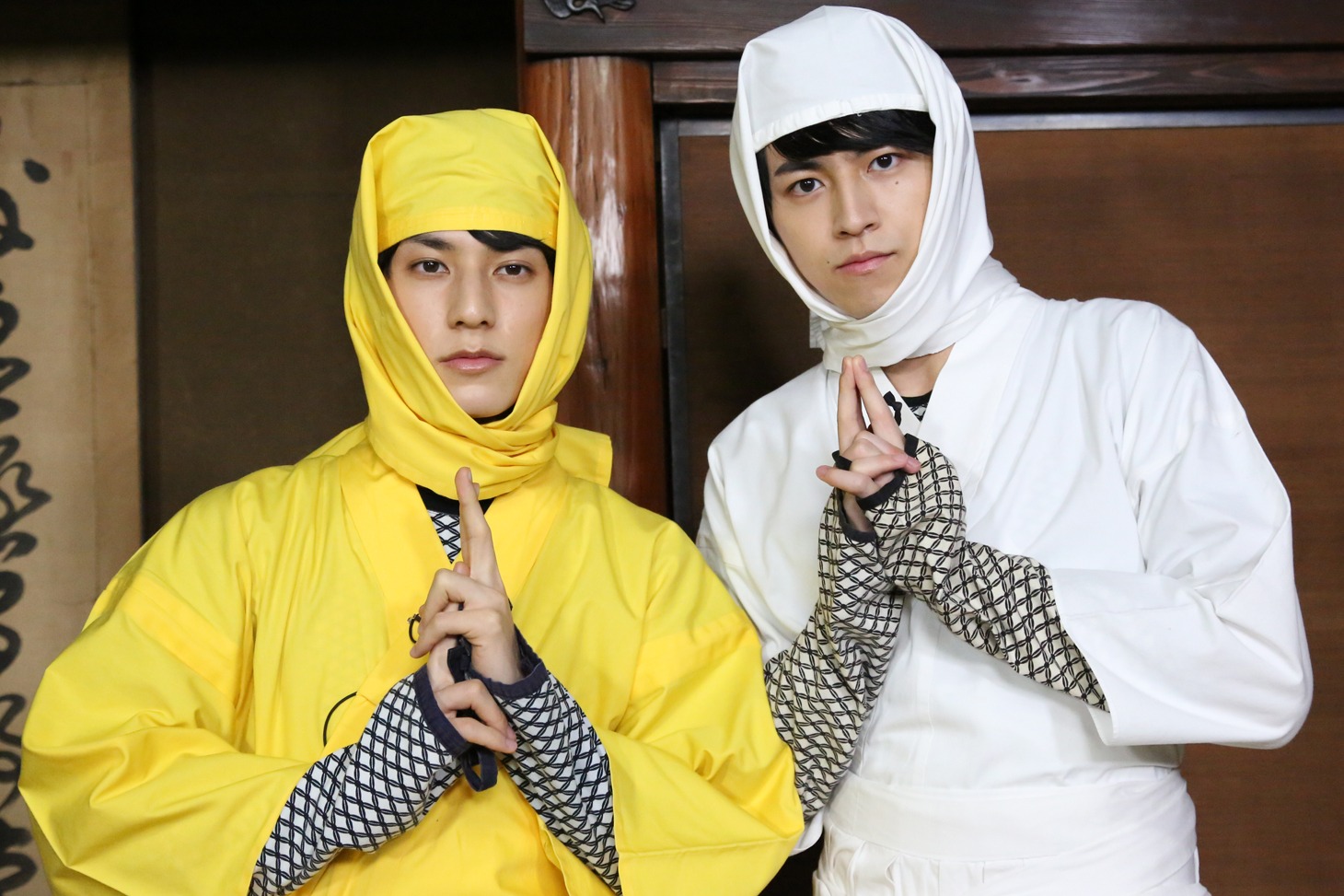 忍者に扮したユースケとタカシ。