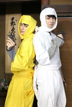 忍者に扮したユースケとタカシ。