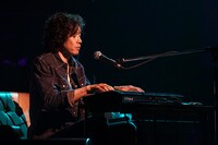 「斉藤和義 弾き語りツアー 2019 “Time in the Garage”」の様子。 (c)Speedstar Records