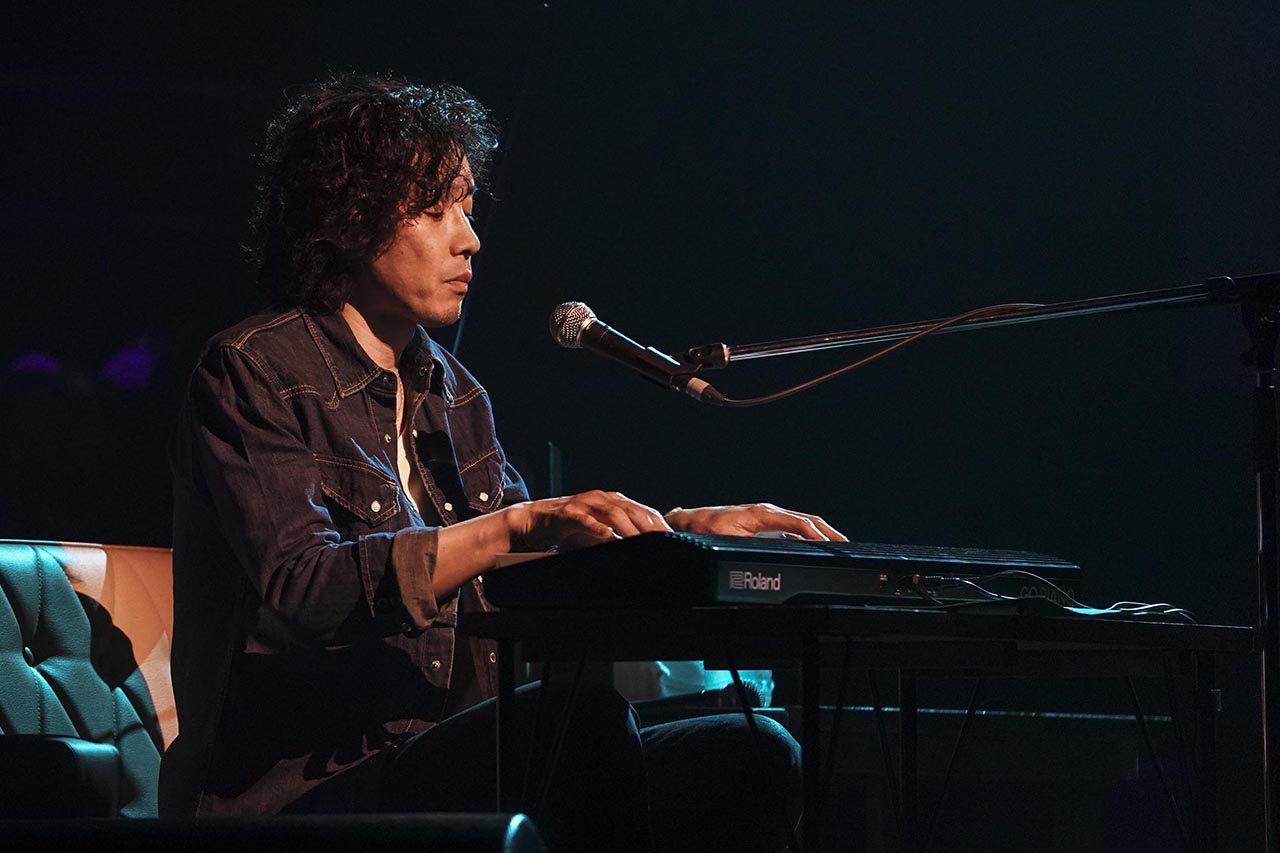 「斉藤和義 弾き語りツアー 2019 “Time in the Garage”」の様子。 (c)Speedstar Records