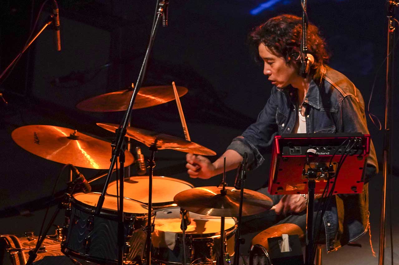 「斉藤和義 弾き語りツアー 2019 “Time in the Garage”」の様子。 (c)Speedstar Records