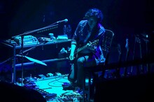 「斉藤和義 弾き語りツアー 2019 “Time in the Garage”」の様子。 (c)Speedstar Records