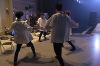 全員で振りを合わせる超特急。