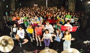 「LONGMAN tour2019 "WALKING IS DEAD"」追加公演で撮影された記念写真。（提供：ソニー・ミュージックレーベルズ）