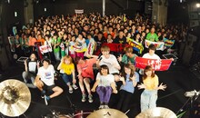 「LONGMAN tour2019 "WALKING IS DEAD"」追加公演で撮影された記念写真。（提供：ソニー・ミュージックレーベルズ）