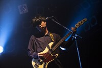 内田旭彦（B, Cho, Prog）（撮影：タカギユウスケ）