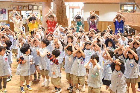 園児たちとダンスを踊る超特急。