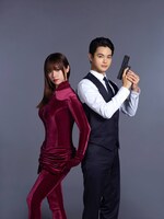 左から深田恭子、瀬戸康史。(c)フジテレビ