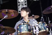 HEREのサポートドラムを務めたかみじょうちひろ（9mm Parabellum Bullet）。（撮影：中島たくみ）