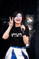 ピエロメイクで登場した小林歌穂。（撮影：中島たくみ）