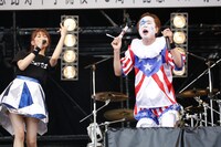 ニューロティカとエビ中による「元気しかない！」コラボの様子。（撮影：中島たくみ）