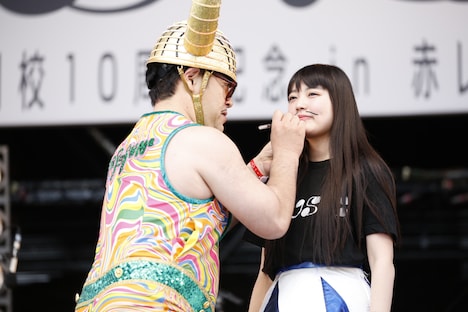 港カヲル（左）にヒゲを描かれる柏木ひなた（右）。（撮影：中島たくみ）