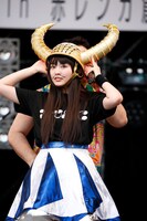 港カヲルの冠をかぶる柏木ひなた。（撮影：中島たくみ）