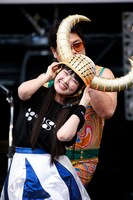 柏木ひなた（手前）の声を当てる港カヲル（奥）。（撮影：中島たくみ）