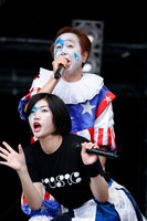 小林歌穂（手前）の声を当てるイノウエアツシ（奥）。（撮影：中島たくみ）