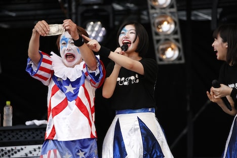 ニューロティカとエビ中による「元気しかない！」コラボの様子。（撮影：中島たくみ）