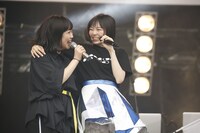 魔法少女になり隊とエビ中による「ちちんぷい」コラボの様子。（撮影：中島たくみ）