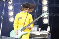 フミ（B, Syn, Vo / POLYSICS）（撮影：中島たくみ）