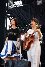 「日記」をデュエットする小林歌穂（左）と吉澤嘉代子（右）。（撮影：中島たくみ）