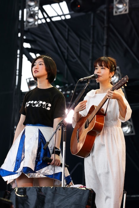 「日記」をデュエットする小林歌穂（左）と吉澤嘉代子（右）。（撮影：中島たくみ）