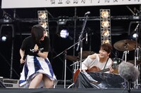 「日記」をデュエットする小林歌穂（左）と吉澤嘉代子（右）。（撮影：中島たくみ）