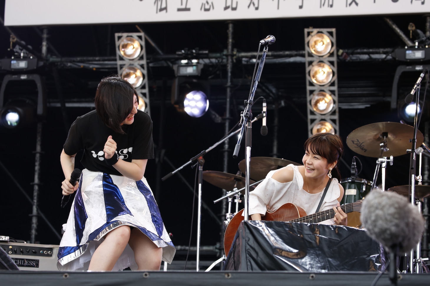 「日記」をデュエットする小林歌穂（左）と吉澤嘉代子（右）。（撮影：中島たくみ）