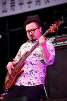 ベースソロを弾く休日課長。（撮影：中島たくみ）