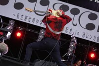 背中でギターを弾く山内総一郎。（撮影：中島たくみ）