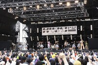 ニューロティカとエビ中による「元気しかない！」コラボの様子。（撮影：中島たくみ）