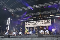 魔法少女になり隊とエビ中による「ちちんぷい」コラボの様子。（撮影：中島たくみ）