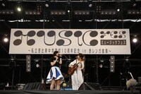 「日記」をデュエットする小林歌穂（左）と吉澤嘉代子（右）。（撮影：中島たくみ）