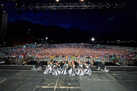 観客と記念撮影するエビ中。（撮影：中島たくみ）