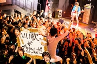 四星球のライブの様子。