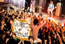 四星球のライブの様子。