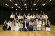 日向坂46と小籔千豊。