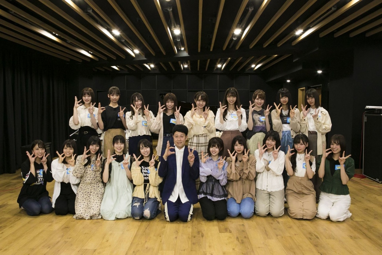 日向坂46と小籔千豊。