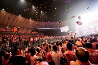 佐々木彩夏の顔がプリントされた紙が降り注ぐ神奈川・横浜アリーナ。（撮影：上飯坂一、小境勝巳）