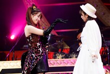 左から佐々木彩夏、アメフラっシの愛来。（撮影：上飯坂一、小境勝巳）