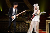 左から佐藤大剛（G）、佐々木彩夏。（撮影：上飯坂一、小境勝巳）