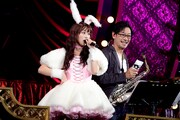 左から佐々木彩夏、竹上良成（Sax）。（撮影：上飯坂一、小境勝巳）