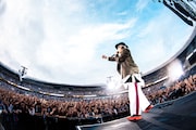 RADWIMPS「ANTI ANTI GENERATION TOUR 2019」千葉・ZOZOマリンスタジアム公演の様子。(Photo by Takeshi Yao)