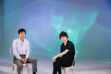 左から藤田琢巳、藤原基央（BUMP OF CHICKEN）。