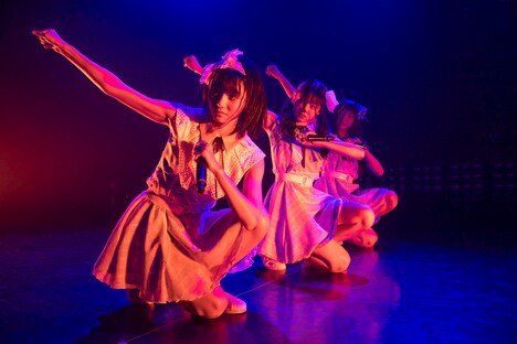 「D-A-S-H!! ~イケナイコトカシラ?」を披露するTask have Fun。(写真提供:Velvet management)
