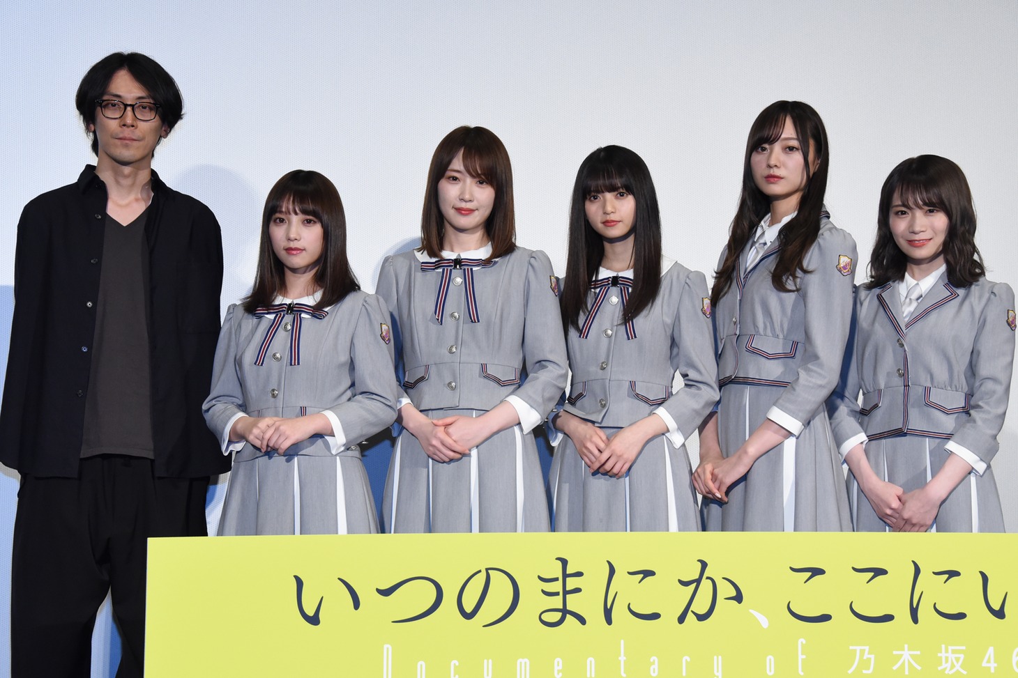 左から岩下力、与田祐希、高山一実、齋藤飛鳥、梅澤美波、秋元真夏。