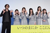 「いつのまにか、ここにいる Documentary of 乃木坂46」完成披露上映会の様子。左から岩下力、与田祐希、高山一実、齋藤飛鳥、梅澤美波、秋元真夏。