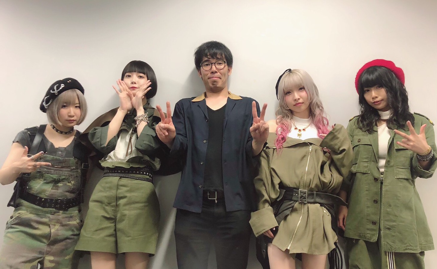 ゆるめるモ！と樋口慧一（中央）。